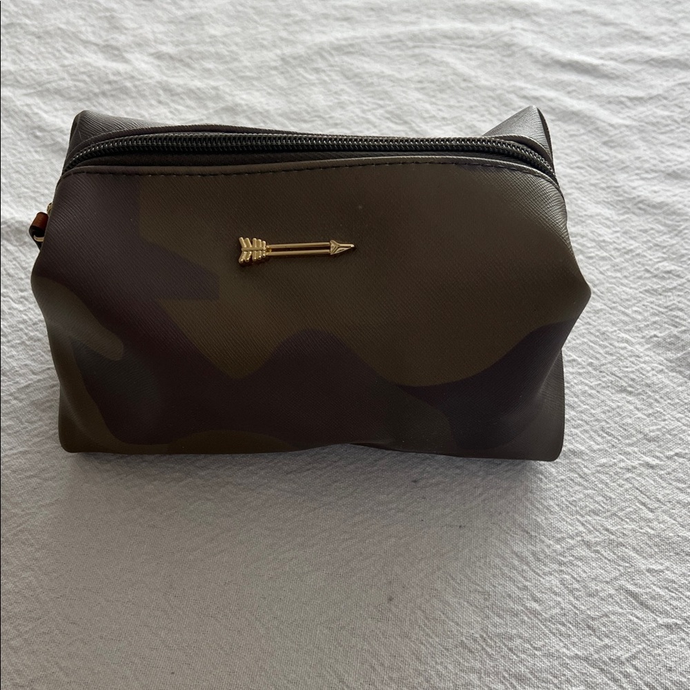 Stella & Dot Green Camouflage Toiletry Bag with Gold Arrow